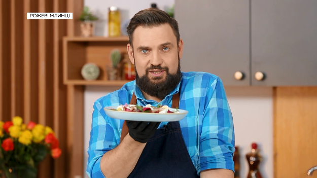 Рецепт рожевих млинців з оселедцем, які точно здивують ваших гостей на Масляну