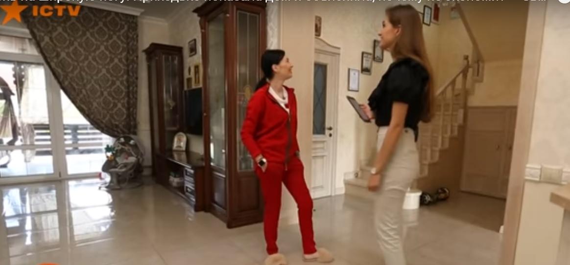 Анастасия Приходько показала свой роскошный особняк с люстрой за 30 тысяч и "коконами"