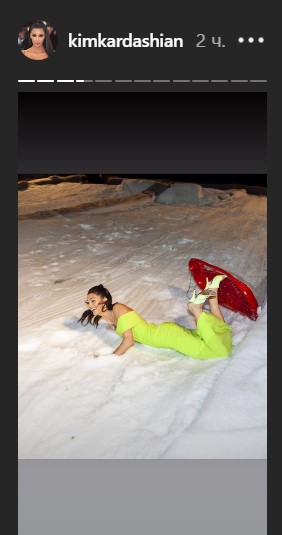 С горки в вечерних платьях: семейство Кардашьян поразило сеть зимними забавами