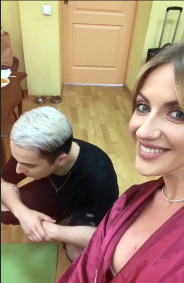Массаж и поцелуй: Леся Никитюк засветилась в гримерке с популярным певцом