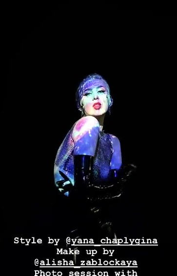 MARUV у прозорому топі засвітила оголені груди