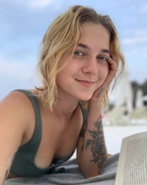 Богини: экс-жена и дочь Потапа похвастались фигурами в купальниках (фото)