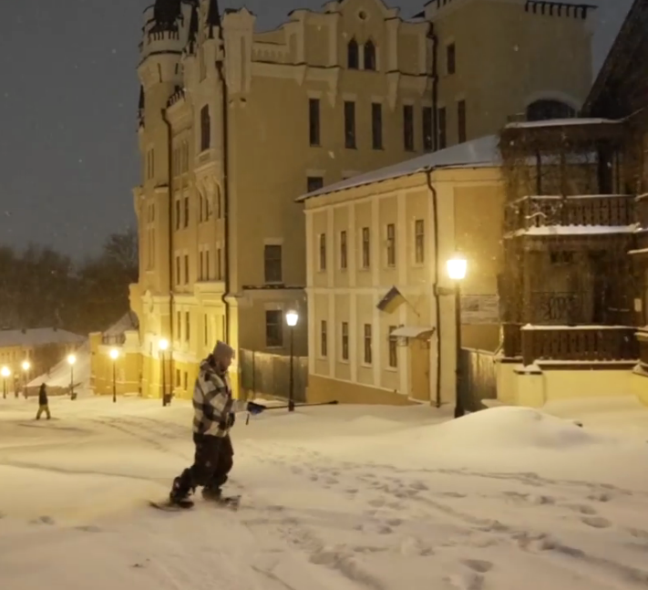 Навіщо їхати в Карпати? Відео зі сноубордистами в центрі Києва захопило українців