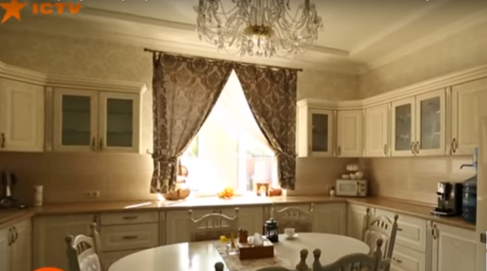 Анастасия Приходько показала свой роскошный особняк с люстрой за 30 тысяч и "коконами"