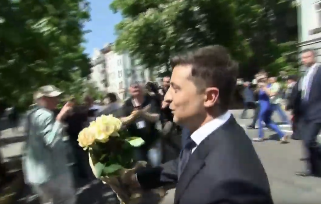 Поцілунок у стрибку та квіти патрульній: відео кумедних моментів з інавгурації Зеленського
