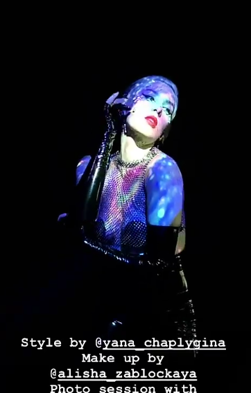 MARUV у прозорому топі засвітила оголені груди