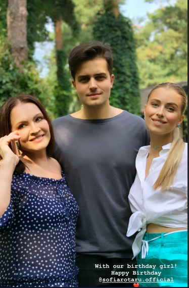 У шортах і кокетливій сорочці: довгонога онука Ротару привітала бабусю з днем народження