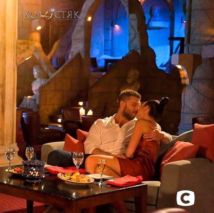 Другий шанс, втеча від камер і пристрасні поцілунки: чим вразив восьмий випуск "Холостяка-11"