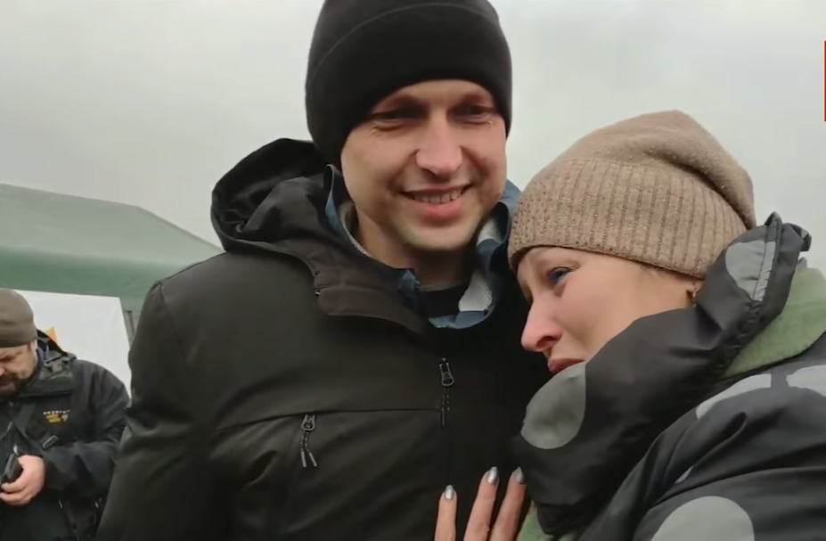 Слезы радости: появилось трогательное видео встречи освобожденного из плена с матерью