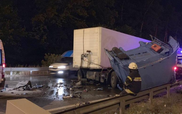 Поліція розслідує зіткнення двох вантажівок на в'їзді у Київ