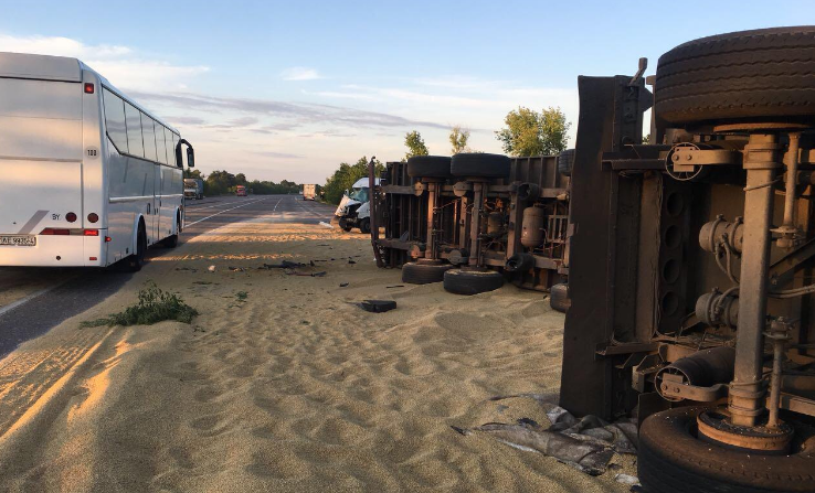 В Одеській області при зіткненні двох вантажівок загинули троє людей