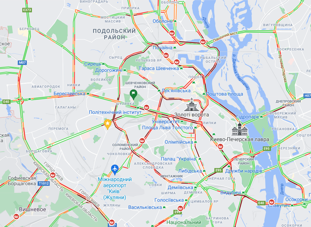 Киев накрыл ливень: затруднено движение троллейбусов и трамваев, падают деревья