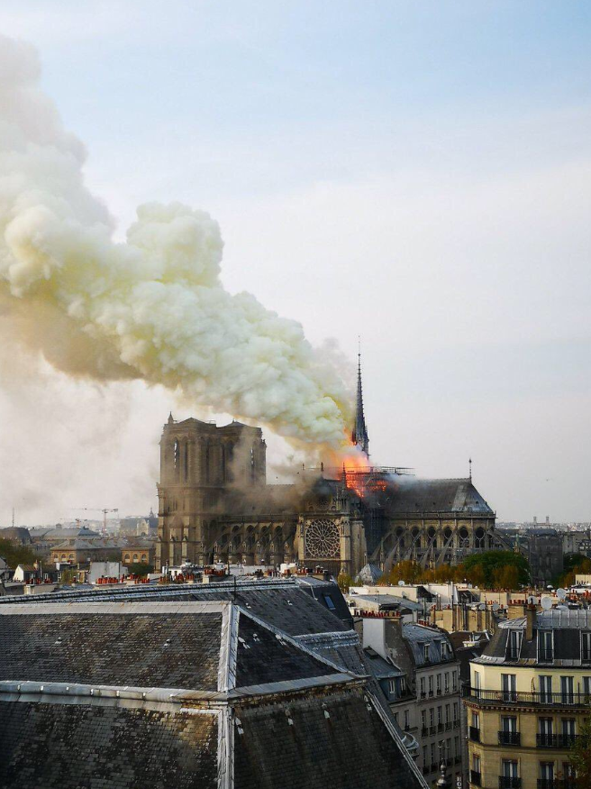 Горить частина історії: пожежа в Нотр-Дам де Парі шокувала світ (фото, відео)