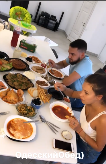 Милий дім: Тодоренко з сином насолодилася щедрим застіллям у рідній Одесі