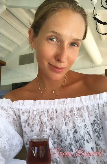 Хвилюючі вигини: Катя Осадча в бікіні показала фігуру під шум хвиль