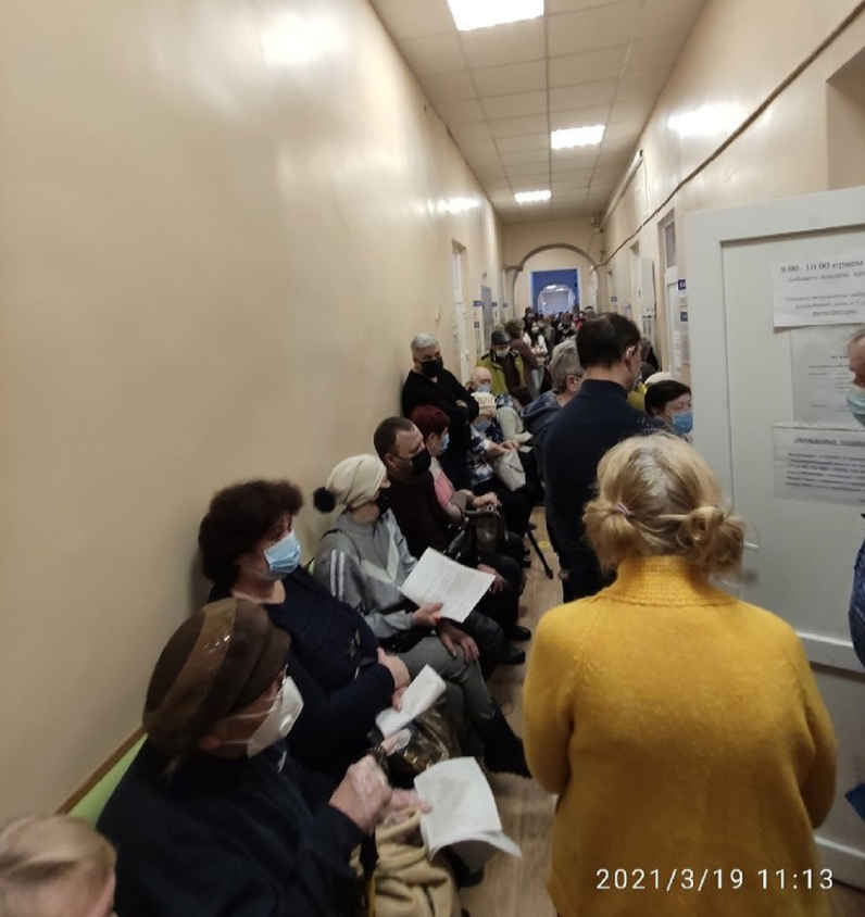 Как оккупанты вакцинируют жителей Крыма: в сети показали "пандемичное" фото