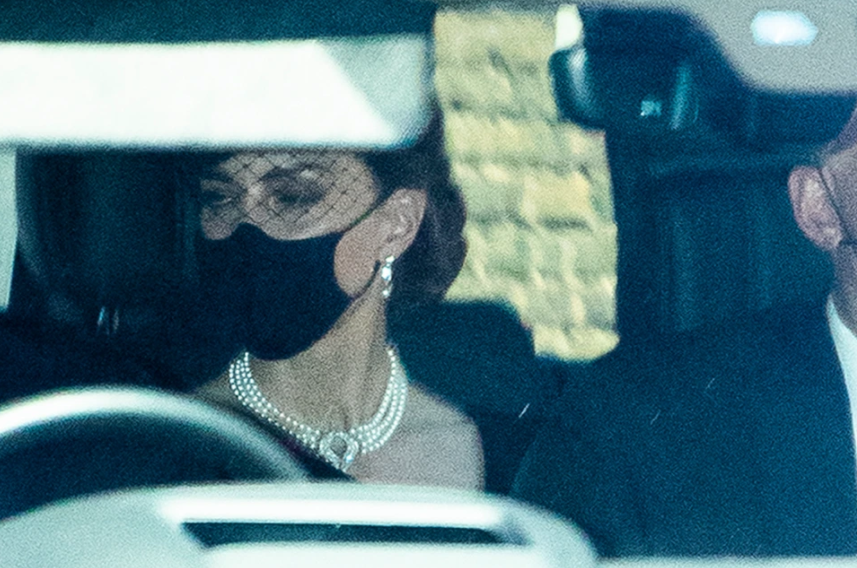 Елизавета II в трауре, Гарри с Уильямом порознь: как королевская семья прощается с Филиппом (фото)