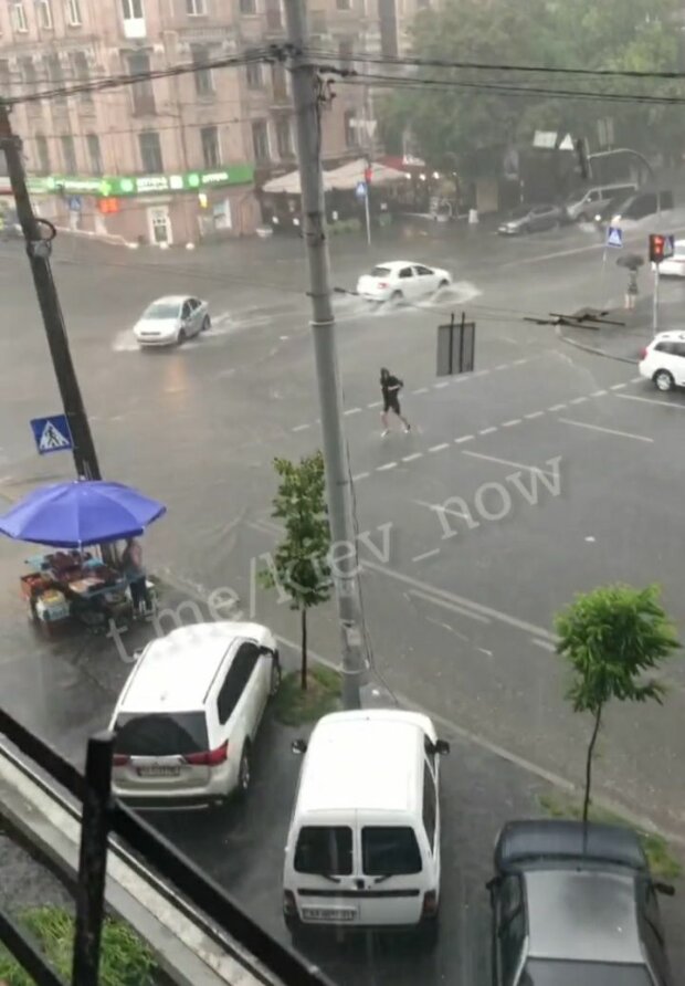 Київ пішов під воду після чергової зливи: фото та відео