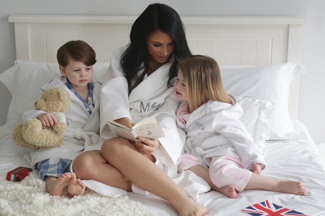 Зі своїм Гаррі і королевою: двійник Меган Маркл загрожує стати популярнішим за герцогиню (фото)