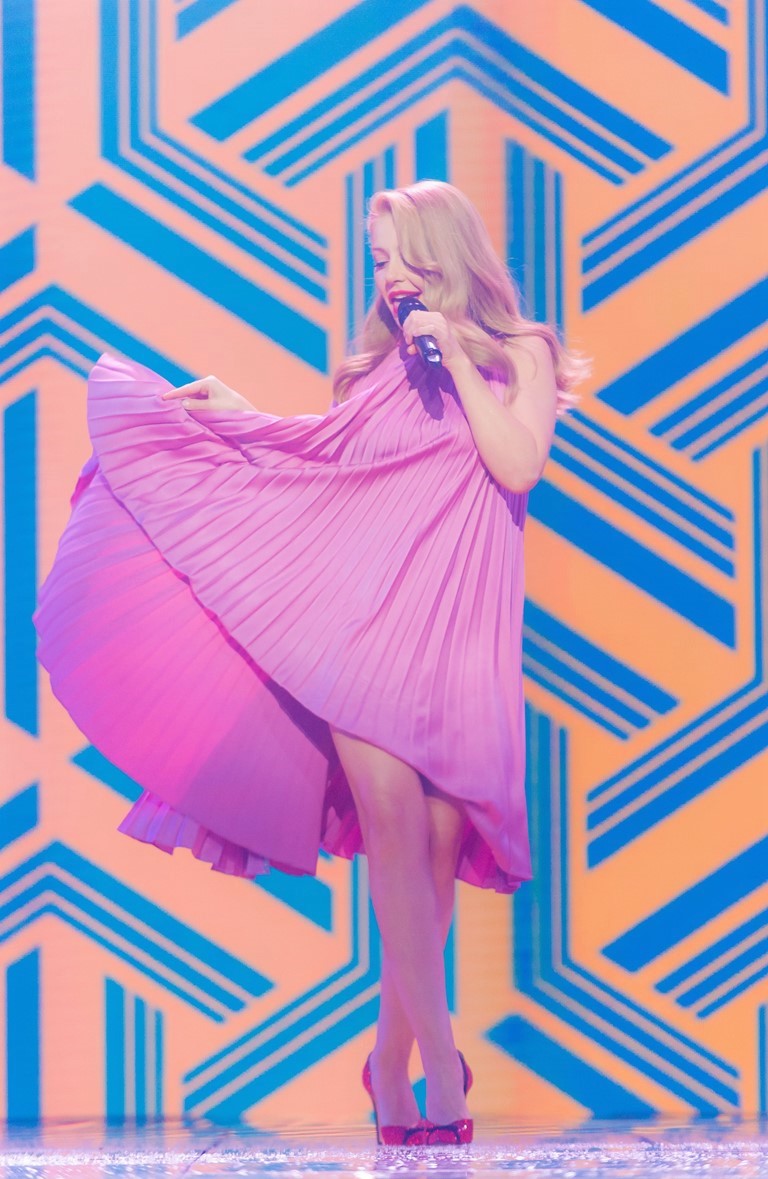 Ніжна квітка: Тіна Кароль вразила елегантним образом на сцені новорічного шоу