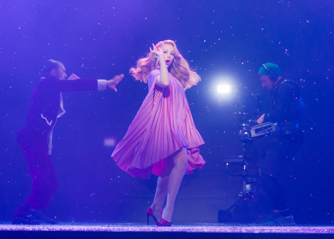 Ніжна квітка: Тіна Кароль вразила елегантним образом на сцені новорічного шоу