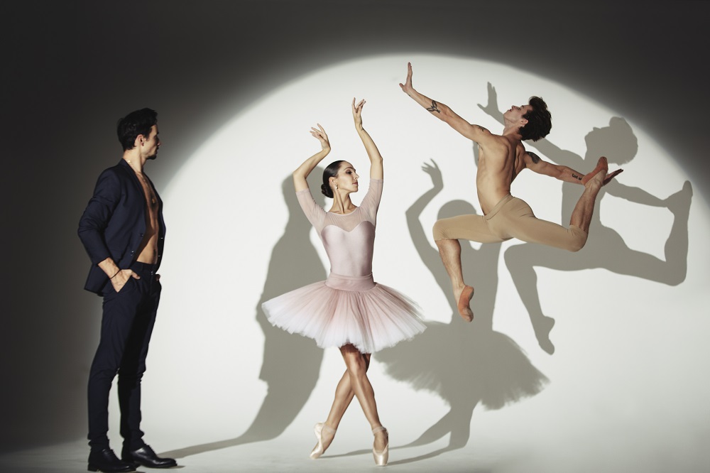 Грация и красота: Александр Стоянов снялся в эффектной фотосессии с американскими артистами