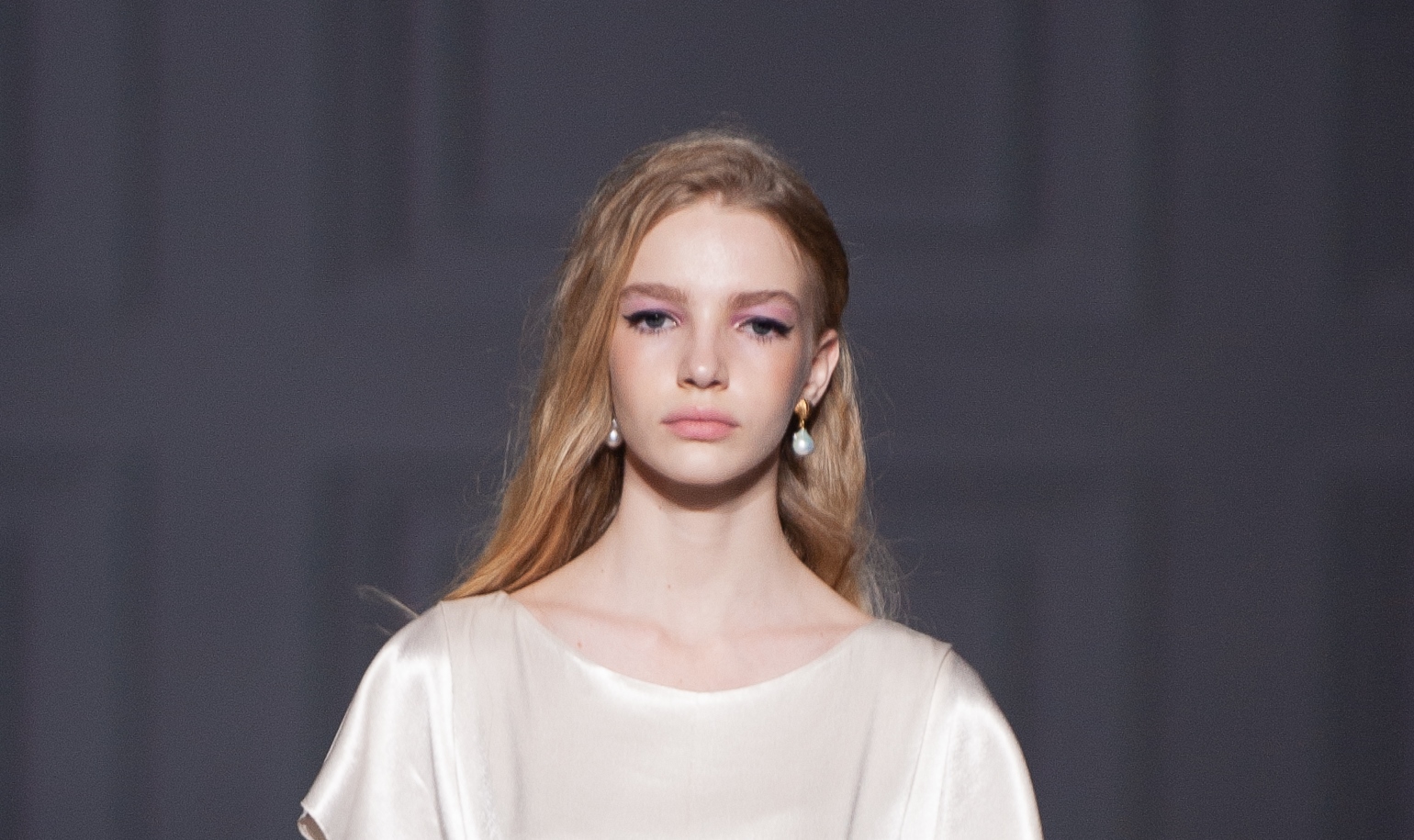 Відмова від брів і золото в очах: топ-5 мейкап-трендів від візажистів Ukrainian Fashion Week FW 20-21
