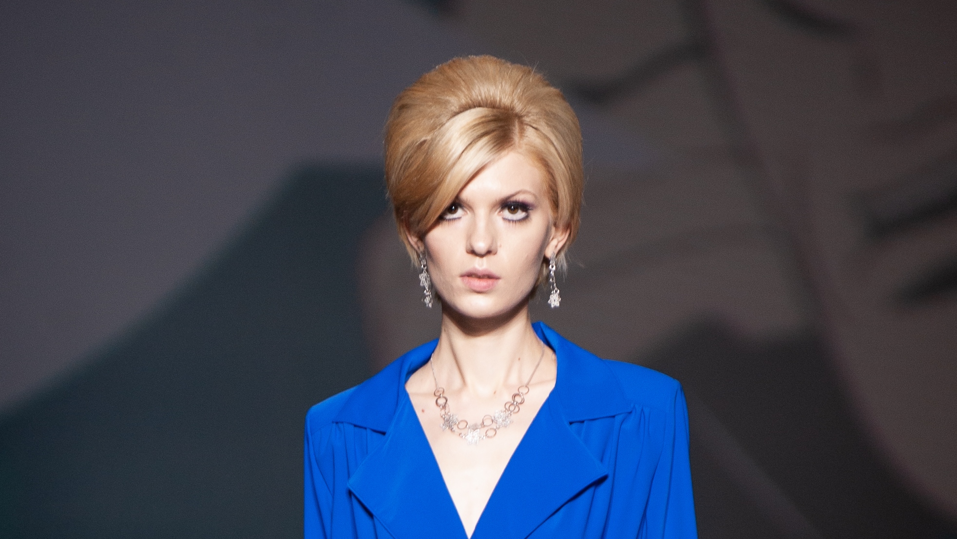 Відмова від брів і золото в очах: топ-5 мейкап-трендів від візажистів Ukrainian Fashion Week FW 20-21