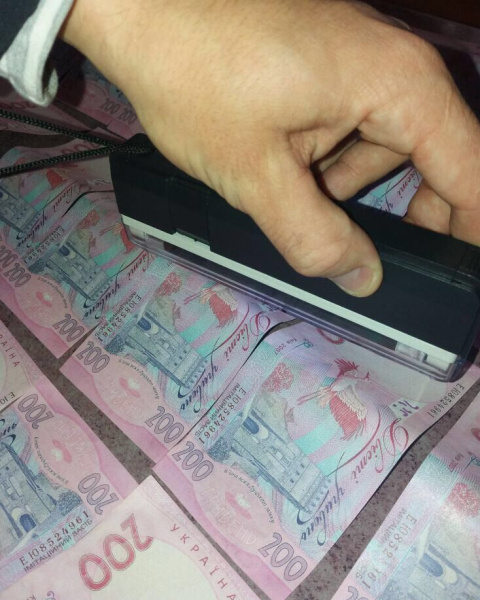 У Хмельницькій області викрили на хабарі чиновника Держгеокадастра