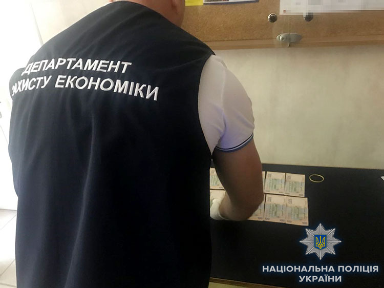 В Хмельницкой области задержан руководитель вуза, требовавший деньги с абитуриентки за поступление