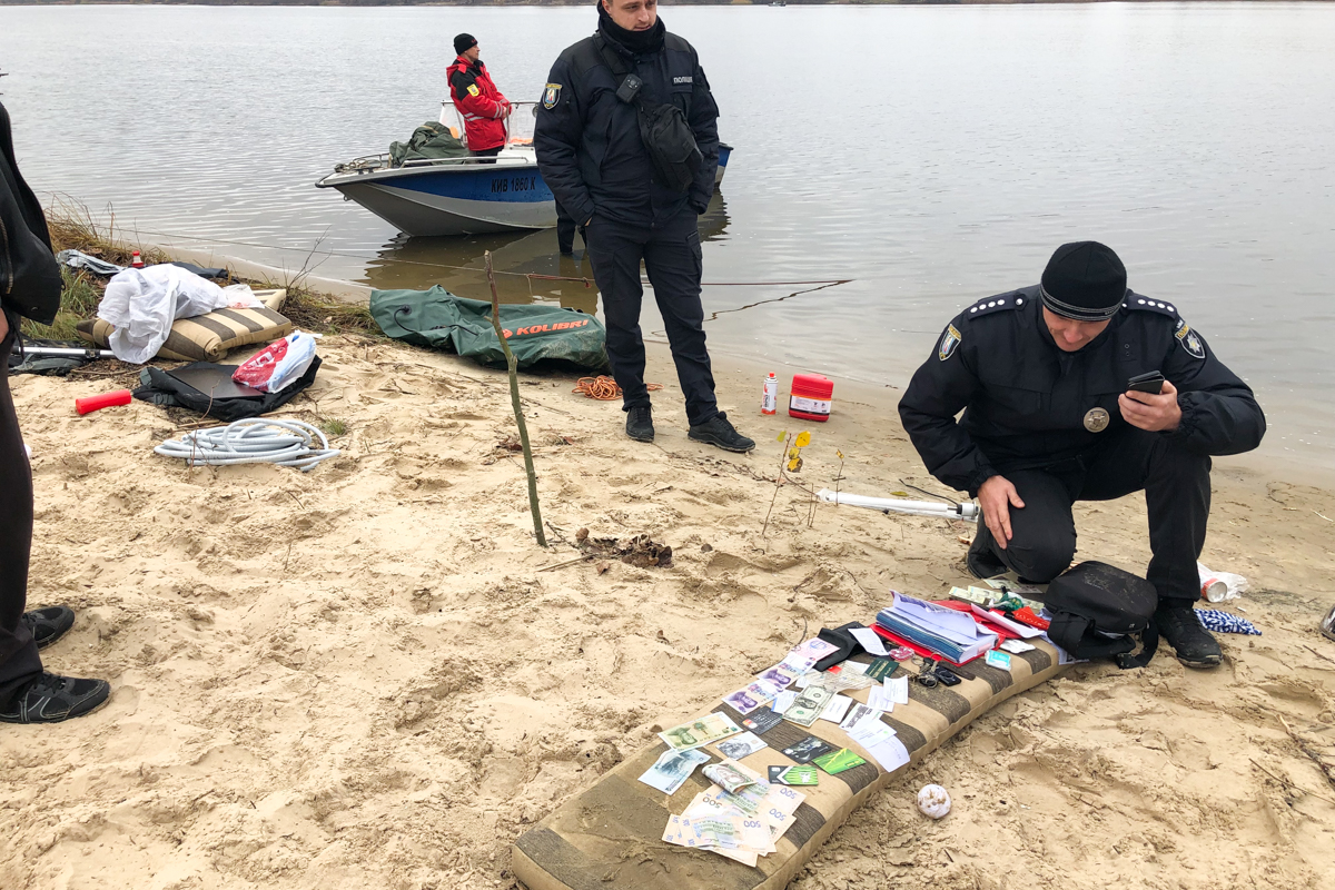 У Києві затонула яхта: вражаючі фото і відео