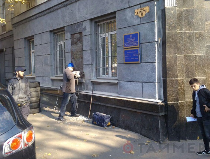 В Одессе снесли маршала Жукова, который ненавидел украинцев (видео)