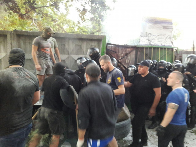 Представники &quot;Азова&quot; штурмують будівництво у Святошинському провулку у Києві