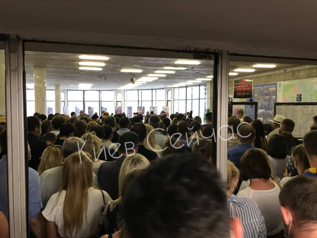 В киевском метро снова возникла давка: фото и видео со станций