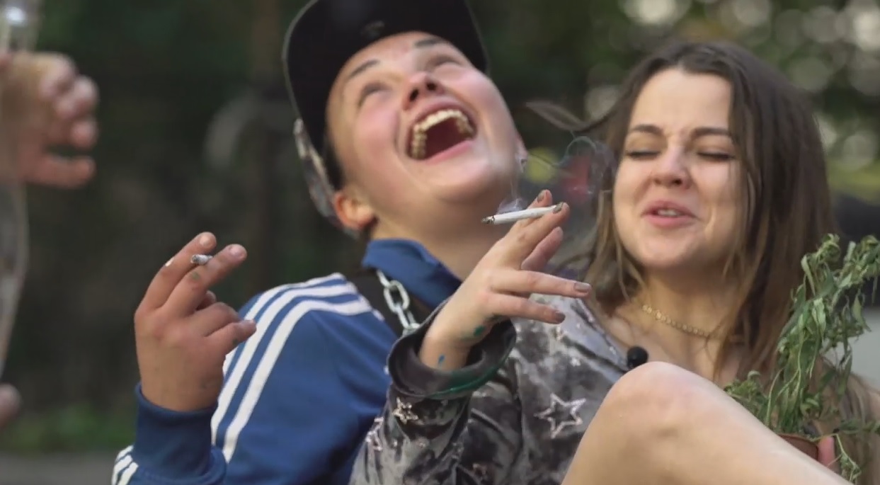 Від пацанки до панянки 4: участницы курили траву и танцевали на столе