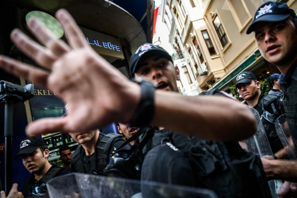 Турецькі поліцейські під час розгону ЛГБТ-маршу