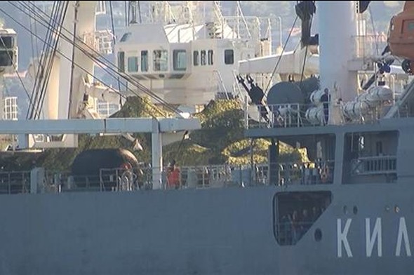 В Турции сообщают о замаскированных танках на прошедшем Босфор российском корабле