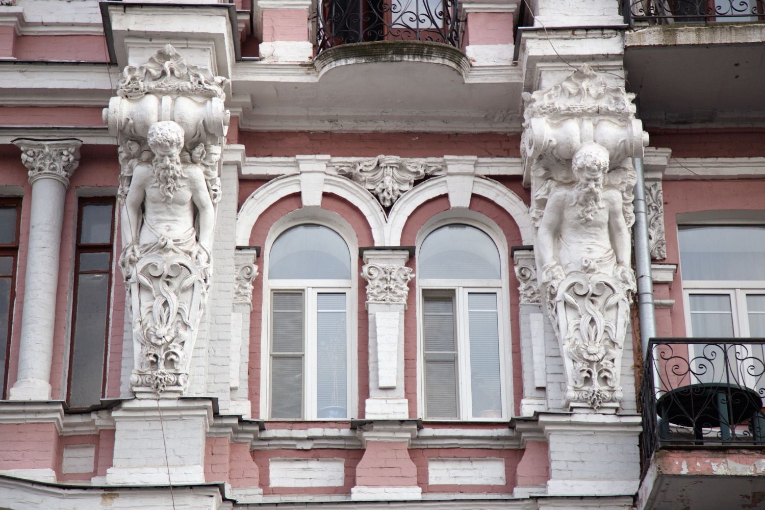 Атланты на фасаде здания на улице Лютеранская, 6 