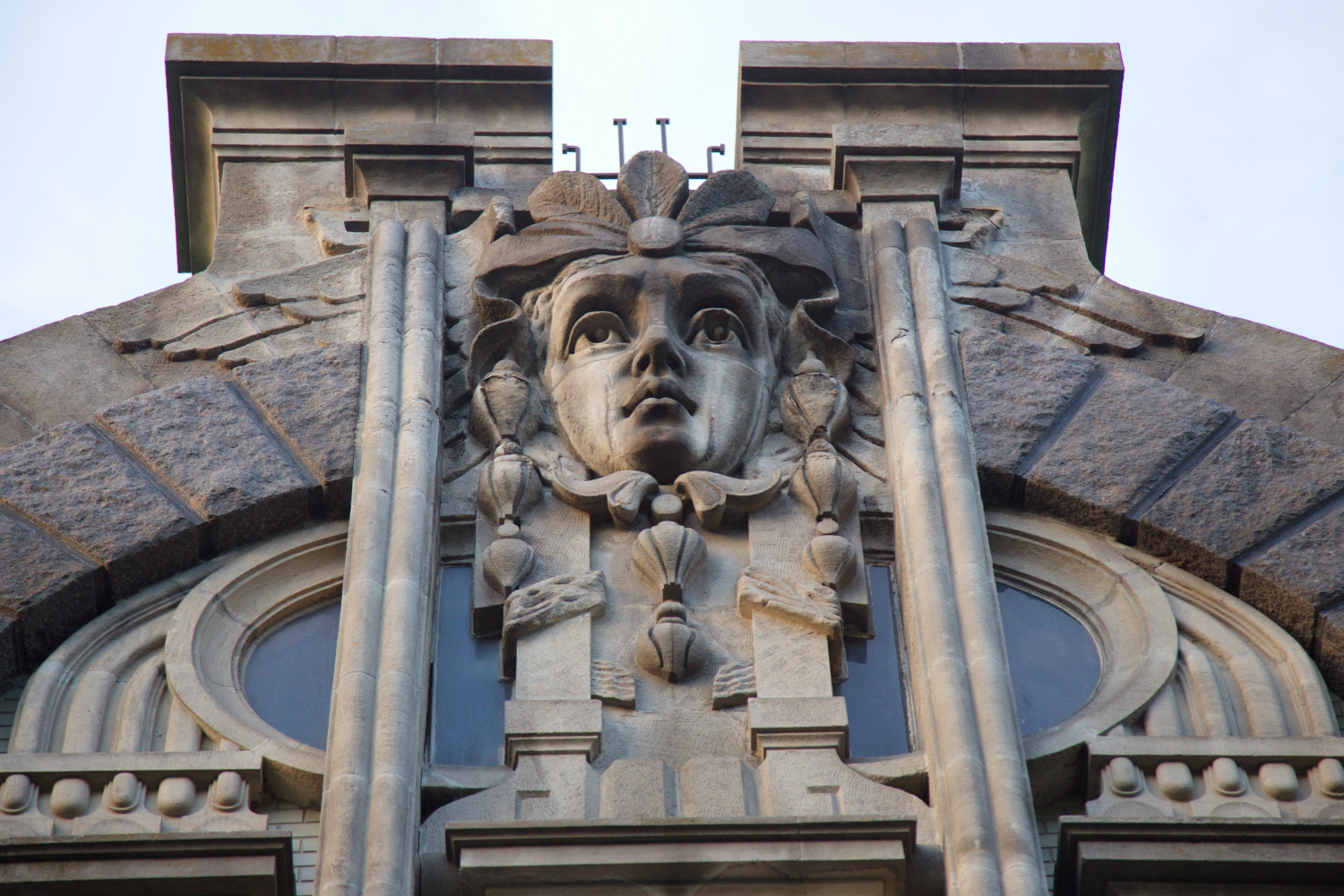 Женский маскарон на фасаде дома "плачущей вдовы"