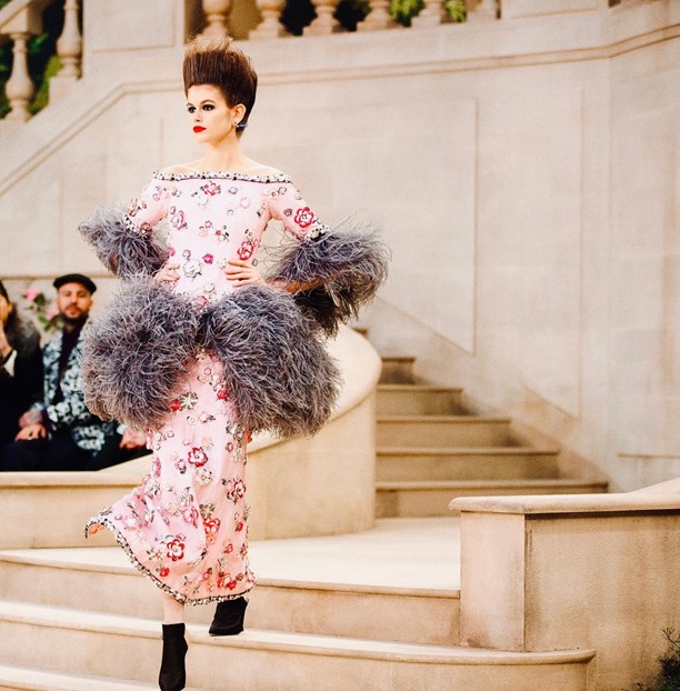 Босоніжки з пір'ям марабу: як і з чим носити головний взуттєвої тренд літа