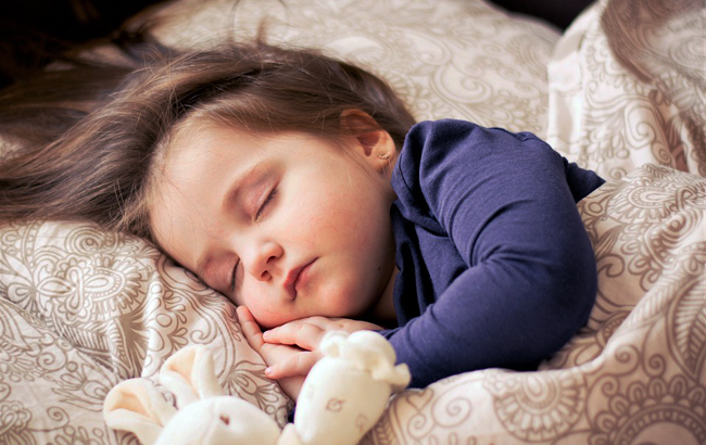 Холодные руки и ноги: Комаровский развеял миф о температуре у детей