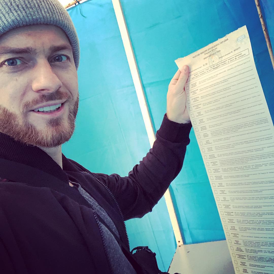 Верим в Украину: украинские звезды показали фото с голосования