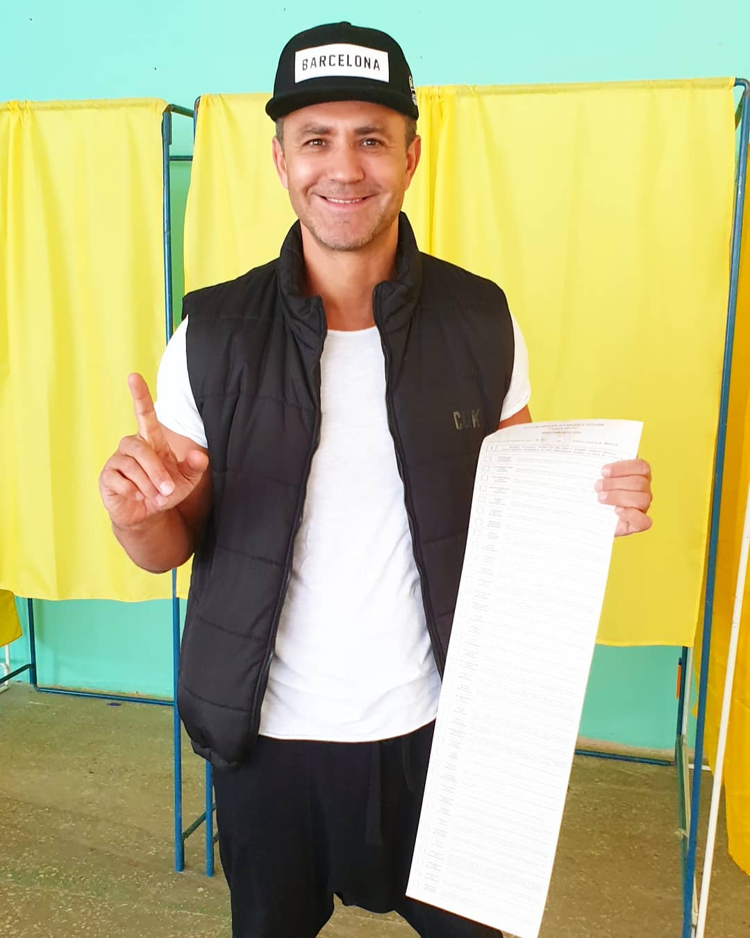 Верим в Украину: украинские звезды показали фото с голосования