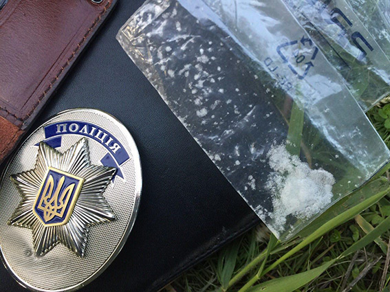 В Днепропетровске патрульного задержали на продаже оружия