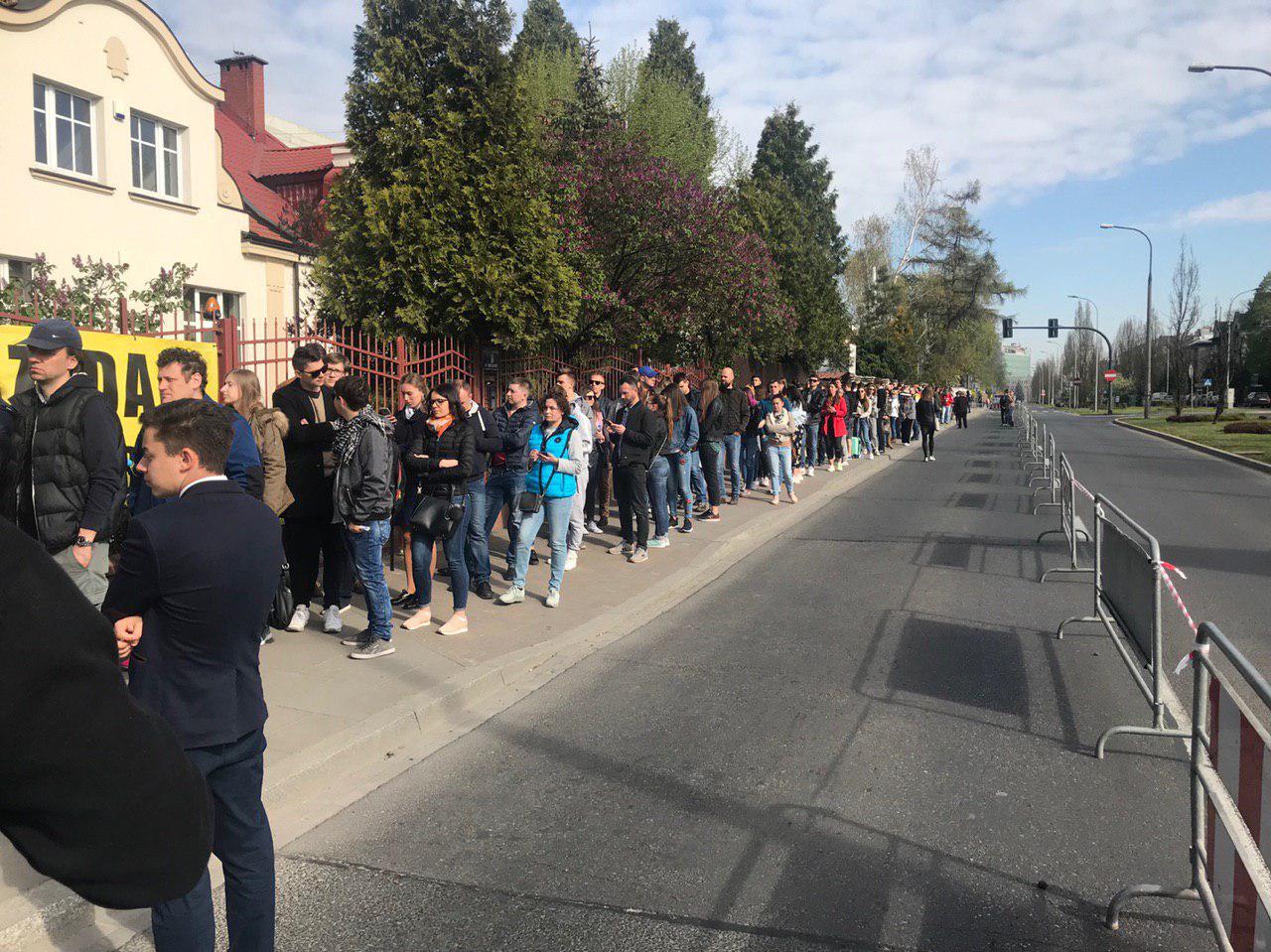 Сотни избирателей пели гимн: в Праге невероятный ажиотаж из-за выборов