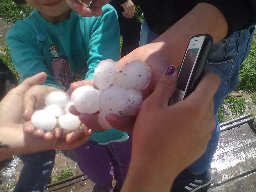Рівненську область засипав аномальний град: дахи будинків в дірках