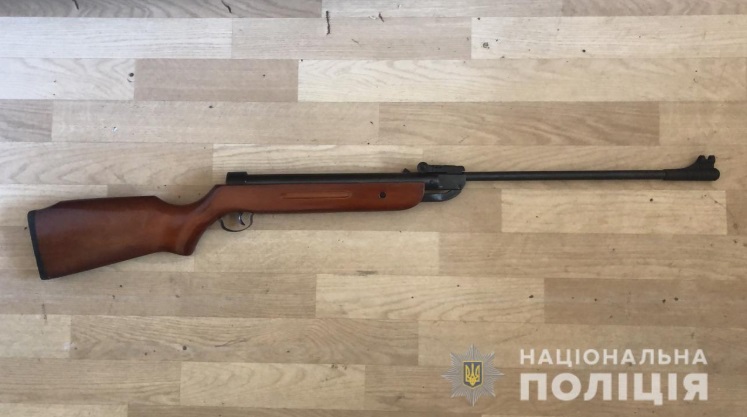 Недитячі забави: під Києвом підліток підстрелив брата з гвинтівки