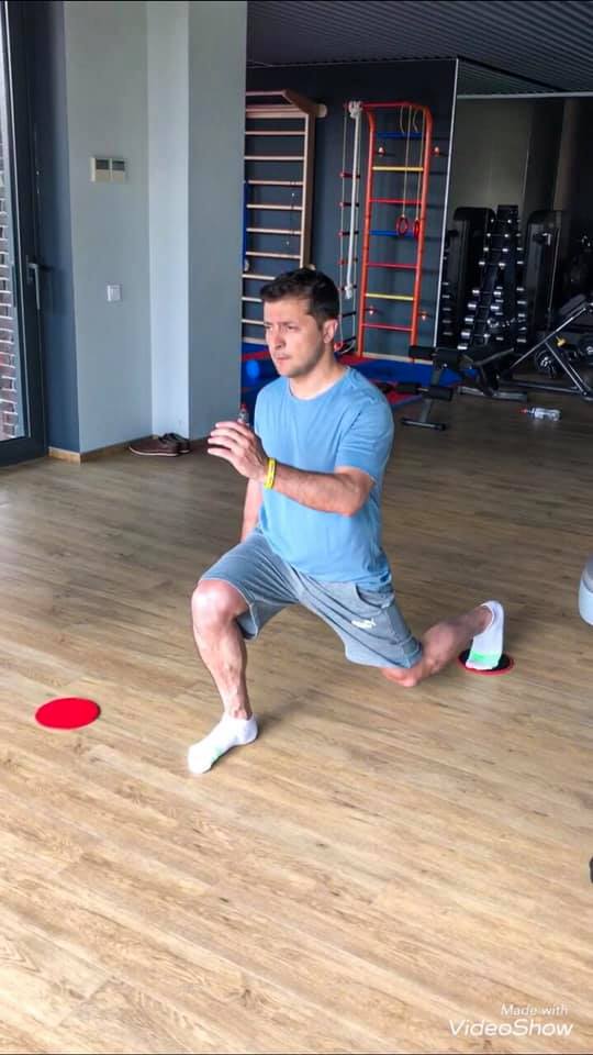 Зеленський у шортах показав, як проходить його ранок