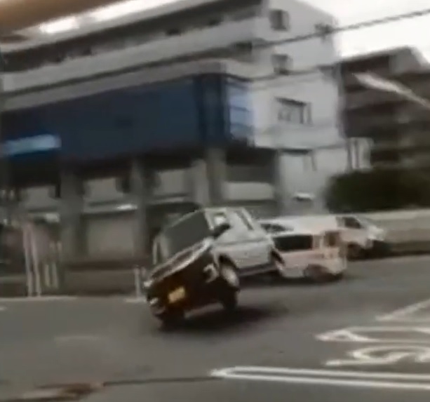 На Японию обрушился мощный тайфун: ветер подымает автомобили (видео)