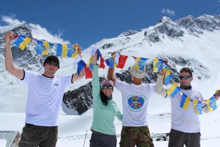 День флага: речь Зеленского, стяг-рекордсмен и на каких вершинах мира реет знамя Украины